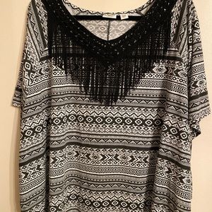 Cato Woman Black and White Batwing Top Size 22/24
